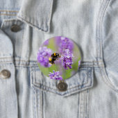 hommel op lavendel ronde button 7,6 cm (In situ)