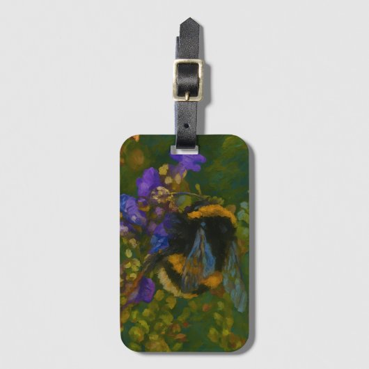 Hommel tussen Paarse bloemen Bagagelabel (Voorkant (verticaal))