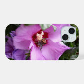 Hommels op Hibiscus Bloem iPhone 15 Case (Achterkant horizontaal)