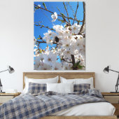 Hommeltje op wilde kersenbloesem canvas afdruk (Insitu (Slaapkamer))