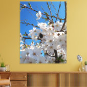 Hommeltje op wilde kersenbloesem canvas afdruk (Insitu (Woonkamer))