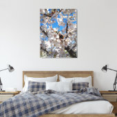 Hommeltje op wilde kersenbloesem canvas afdruk (Insitu (Slaapkamer))