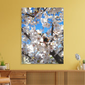 Hommeltje op wilde kersenbloesem canvas afdruk (Insitu (Woonkamer))