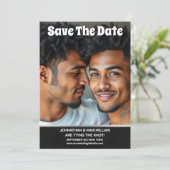 Homo paar foto's slaan de trouwdatum op save the date (Staand voorkant)