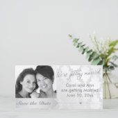 Homoseksuele zilveren damasten trouwfoto save the  save the date (Staand voorkant)