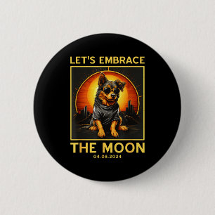 Hond 2024 Totale Zonsverduistering Omarm Maan Grap Ronde Button 5,7 Cm