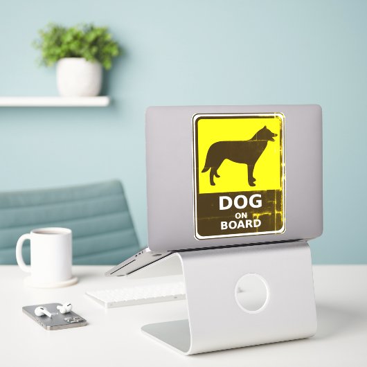 Hond aan boord sticker (Laptop op bureau)