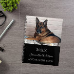 Hond aangepaste foto zwart wit planner<br><div class="desc">Een chique zwarte achtergrond. Personaliseer en voeg je een jaar,  naam en een tekst toe. De naam is in het wit geschreven met een groot modern handgeschreven stijlschrift.</div>