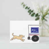 Hond achtervolgen mail truck briefkaart (Staand voorkant)