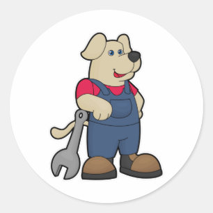 Hond als monteur met moersleutel ronde sticker