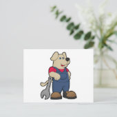 Hond als monteur met sleutel briefkaart (Staand voorkant)