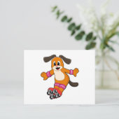 Hond als skater met inline schaatsen briefkaart (Staand voorkant)