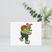 Hond als skater met inline skates en rugzak briefkaart (Staand voorkant)