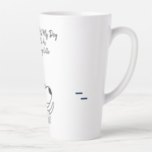 Hond balanceert bot op zijn hoofd quote latte mok (Rechts)