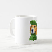 Hond Beagle in groene Franse baret Koffiemok (Voorkant links)