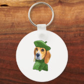 Hond Beagle in groene Franse baret Sleutelhanger (Voorkant)