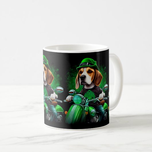 Hond Beagle rijdt fiets St. Patrick's Day Koffiemok (Voorkant rechts)