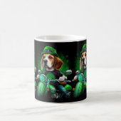 Hond Beagle rijdt fiets St. Patrick's Day Koffiemok (Center)