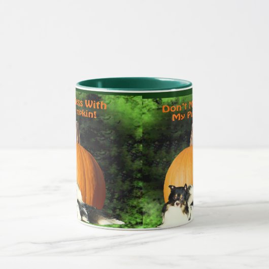 Hond beschermt grote pompoen mok (Midden)