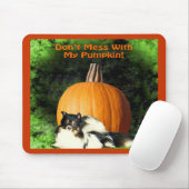 Hond beschermt grote pompoen muismat (Met muis)