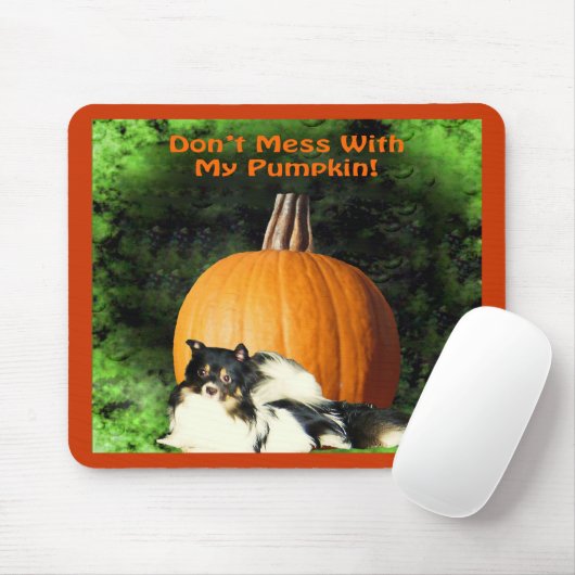 Hond beschermt grote pompoen muismat (Met muis)