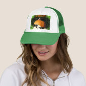 Hond beschermt grote pompoen trucker pet (In situ)