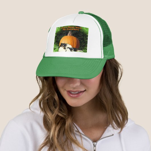 Hond beschermt grote pompoen trucker pet (In situ)