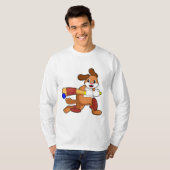 Hond bij Cricket met cricket bat T-shirt (Voorkant volledig)
