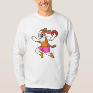 Hond bij Handbalspeler met handbal T-shirt