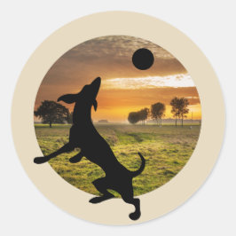 hond bij het spelen ronde sticker