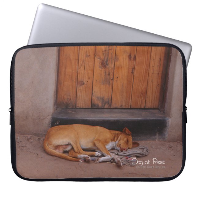 Hond bij Rest Laptop Sleeve (Voorkant)