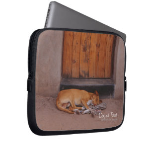 Hond bij Rest Laptop Sleeve
