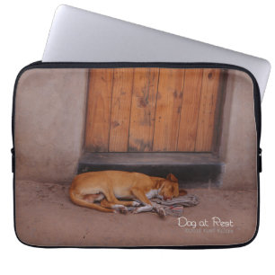 Hond bij Rest Laptop Sleeve