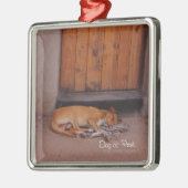 Hond bij Rest Metalen Ornament (Links)
