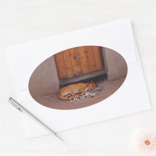Hond bij Rest Ovale Sticker (Envelop)