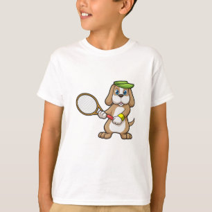 Hond bij tennis met tennisracket en pet t-shirt