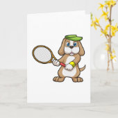Hond bij tennis met tennisracket & pet kaart (Gele Bloem)