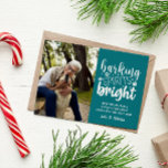 HOND BLAFFEN SPIRIT BRIGHT PET BLAUWGROEN KERSTMIS FEESTDAGENKAART<br><div class="desc">Alle Hondenliefhebbers bellen! BEGIN🎄 Grappige en eenvoudige kerstfotokaart met de quote 'Barking Spirit Bright' in een Mixed Modern Typography Style Over a SPECIAL BLAUWGROEN Background. Voeg je hond of huisdier foto of familieportret toe met je harige vriend met behulp van de sjabloon Voeg een kort bericht toe aan de voor-...</div>