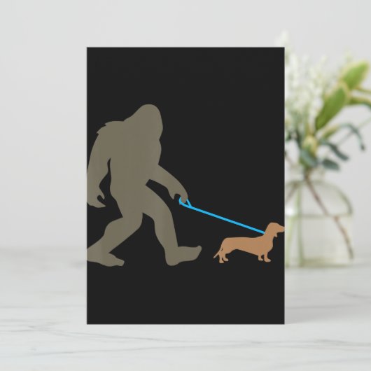 Hond Cadeau | Bigfoot Wandelende Dachshund Feestdagenkaart (Staand voorkant)