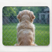 Hond die door een kettingschakel hekwerk kijkt muismat (Voorkant)