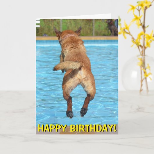 Hond die in de kaart van de poolverjaardag (Gele Bloem)