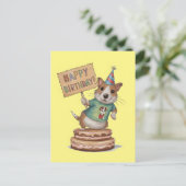 Hond die op taart staat met een 'happy birthday' b briefkaart (Staand voorkant)