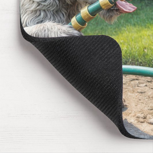 Hond die water sproeit met tuinslang muismat (Hoek)