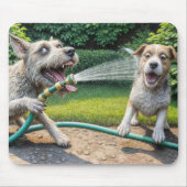 Hond die water sproeit met tuinslang muismat (Voorkant)