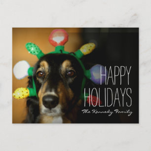 Hond draagt kersttiara feestdagenkaart