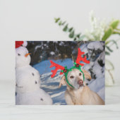 Hond draagt rendiergewei feestdagenkaart (Staand voorkant)