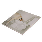 Hond drink uit het toilet tegeltje (Zijkant)