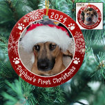 Hond Eerste Kerstmis Sneeuwvlokken 2 Foto Rood Keramisch Ornament<br><div class="desc">Creëer een gepersonaliseerd foto aandenken ornament voor een puppy of hond met dit feestelijke rood-wit ronde keramische ornament met 2 afbeeldingen (een aan elke kant), dog pawprints en sneeuwvlokken met uw aangepaste tekst (de sample shows Name's First Christmas). Het ontwerp is aan beide zijden gedupliceerd met dezelfde of verschillende foto's....</div>