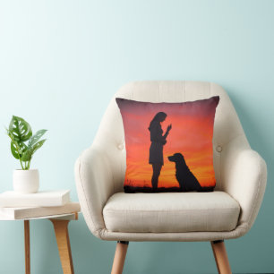 hond en meisje kussens