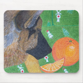 Hond en oranje muismat